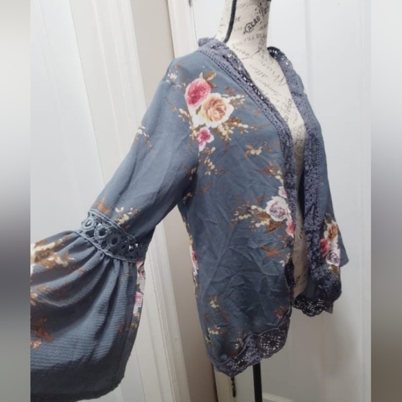 Grey Floral Kimono With Bell Hand. Lace Trim/Beach Top/ Sun Wrap🌴 - Picture 6 of 7